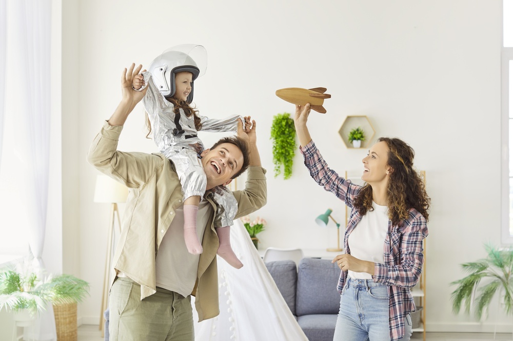 親子遊戲培訓場景,孩子穿太空人服裝探索想像力,Brilliant Life Counselling Centre 親子互動與情緒支持